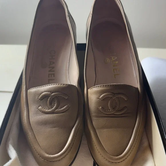 CHANEL Beige VINTAGE Leather Loafers - Picture 3 of 6